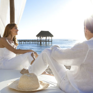 couple heureux au bord de la mer luxe