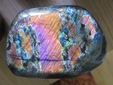 la labradorite, appelée aussi la pierre des guérisseurs