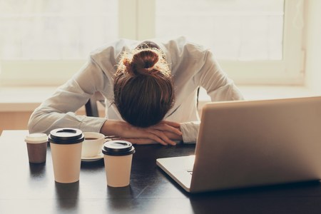 femme épuisée énergie de la rate déficiente